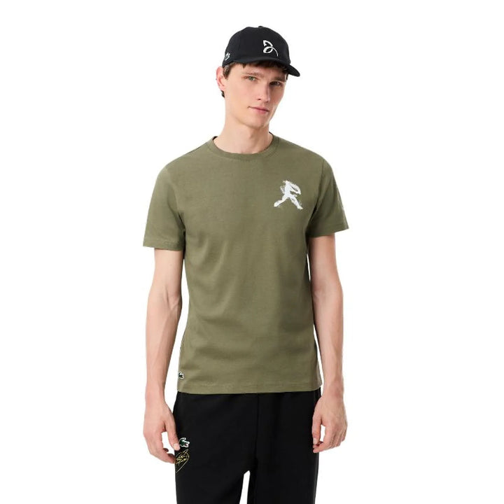 Pack Camiseta Lacoste Novak Djokovic Kaki y Gorra Negro